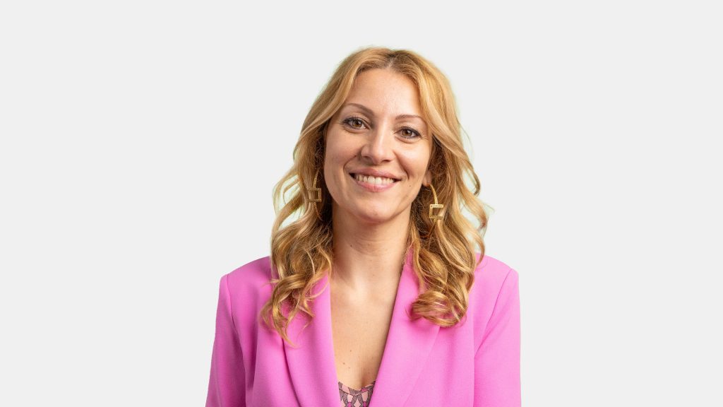 ELENA SAVINI SFONDO NEUTRO
